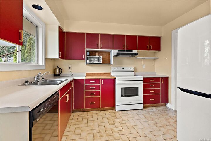 Property Photo:  2009 Stelly'S Cross Rd  BC V8M 1M8 