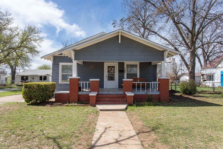 Property Photo: 121 &Amp 123 N Avenue C TX 76354