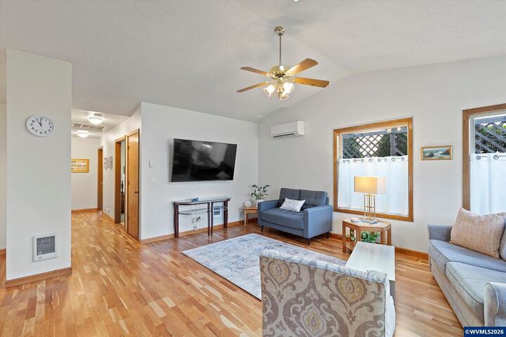 Property Photo:  1420 SW Fairway Dr  OR 97394 