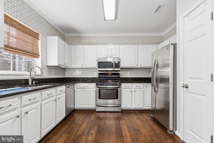 Property Photo: 25462 Upper Clubhouse Drive VA 20152