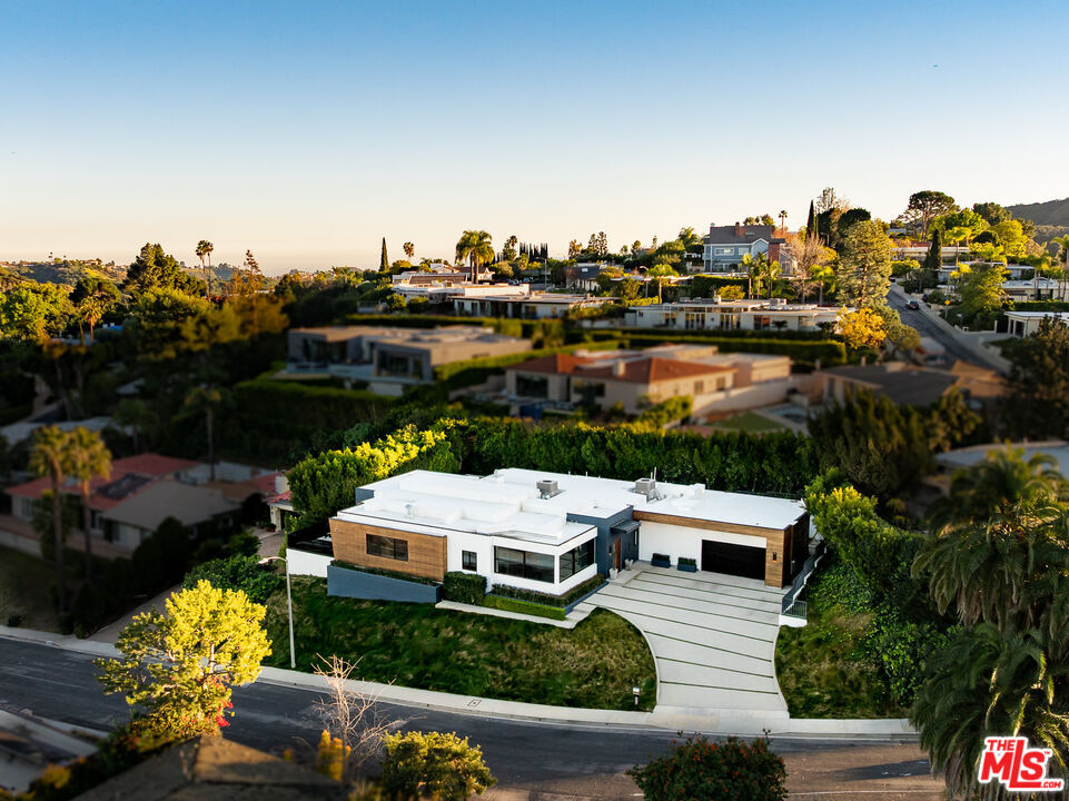 Property Photo:  16366 Sloan Dr  CA 90049 