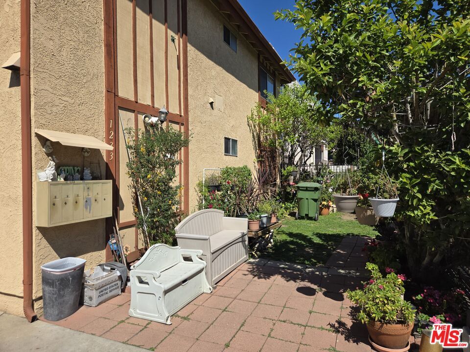 Property Photo:  1233 Tamarind Ave  CA 90038 