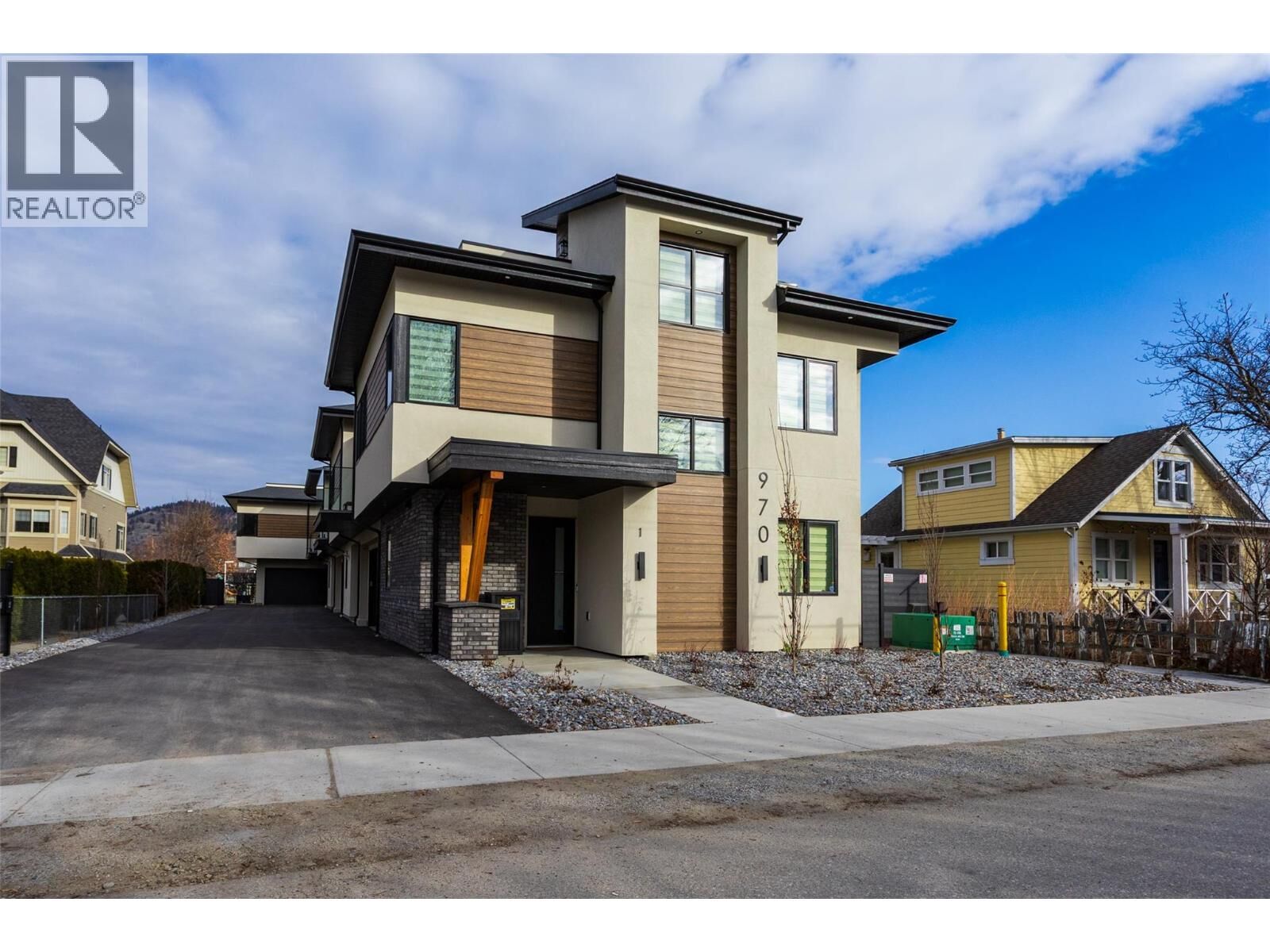 Property Photo: 970 Lawson Avenue 3 BC V1Y 6T1