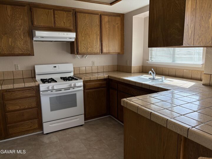 Property Photo:  1828 Louise Avenue  CA 93534 