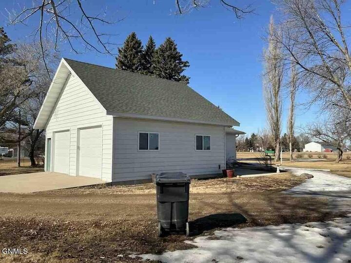 Property Photo:  310 Horseshoe Drive  ND 58441 