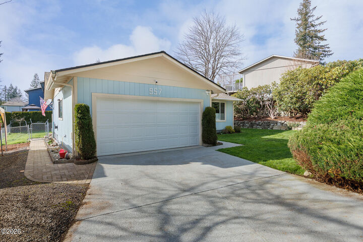 Property Photo:  957 SE Laverne Drive  OR 97391 