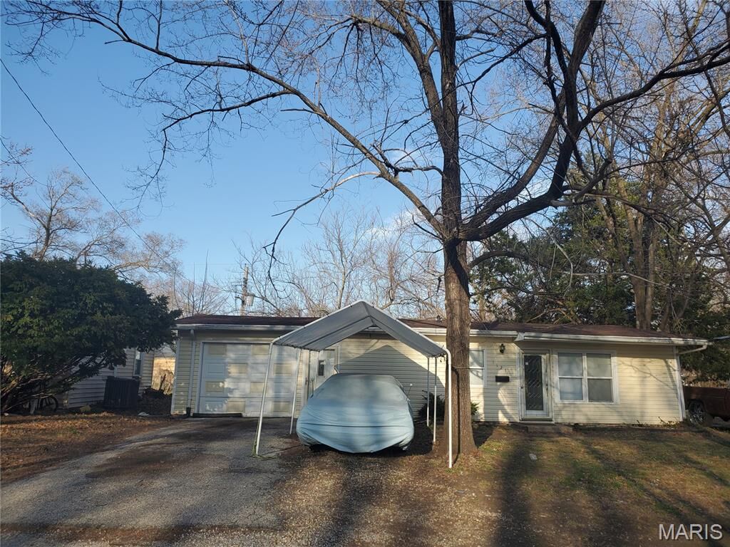 Property Photo:  1121 St Helena Drive  IL 62206 
