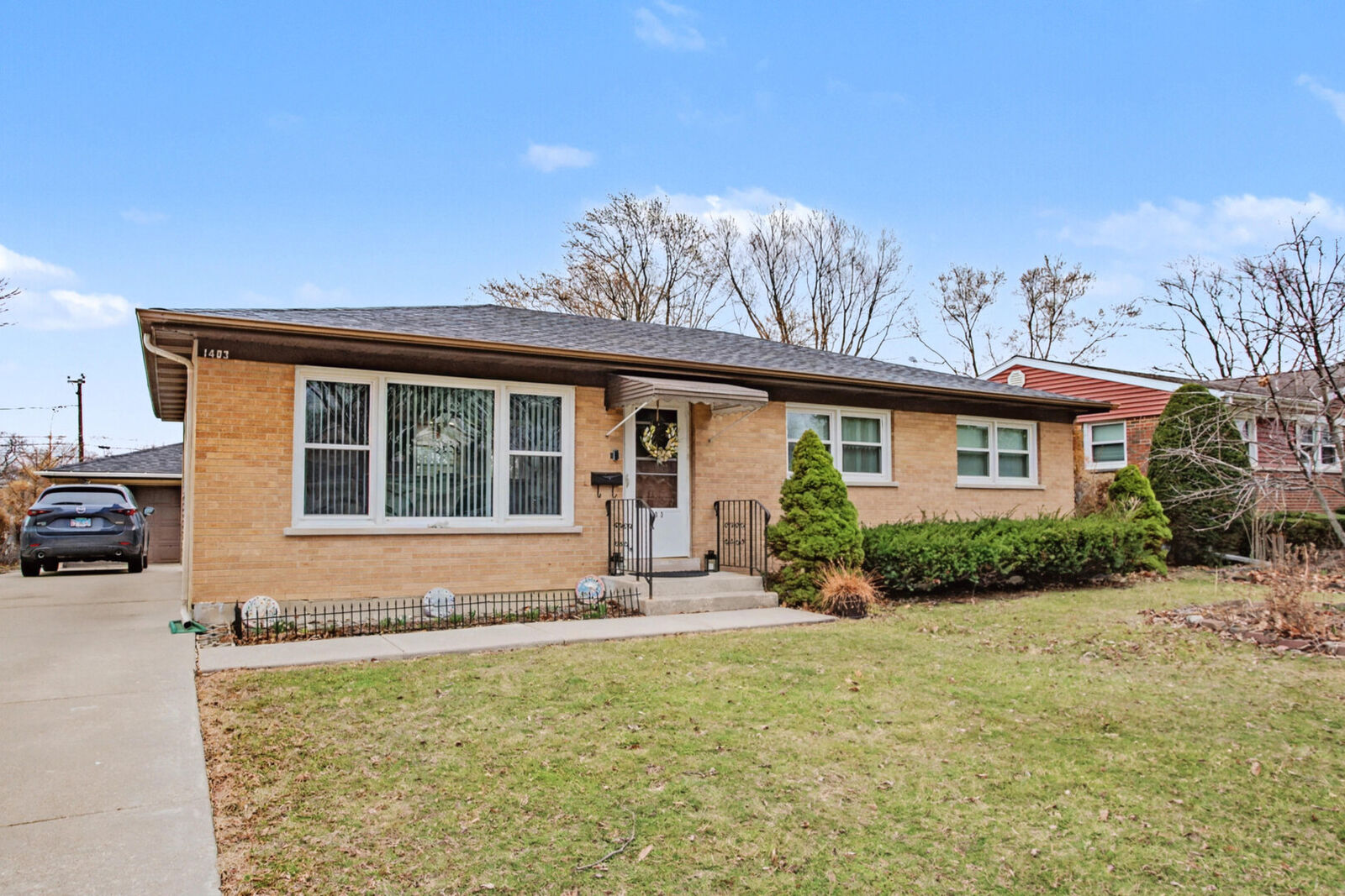 Property Photo:  1403 S Robert Drive  IL 60056 
