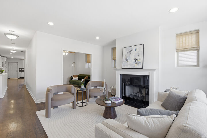 Property Photo: 1624 N Campbell Avenue 1N IL 60647