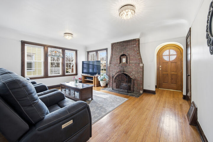 Property Photo: 2557 Oak Street IL 60171