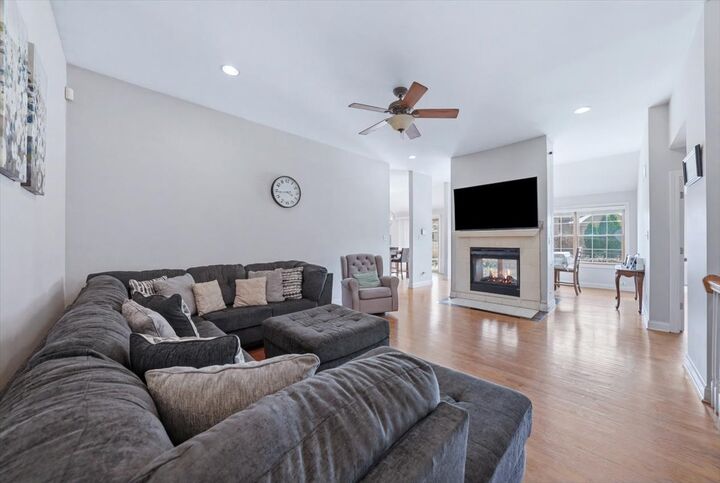 Property Photo:  315 Louisa Street N  IL 60404 