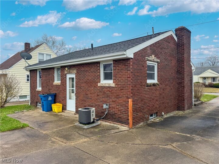 Property Photo:  165 Piccadilly Street  OH 44405 