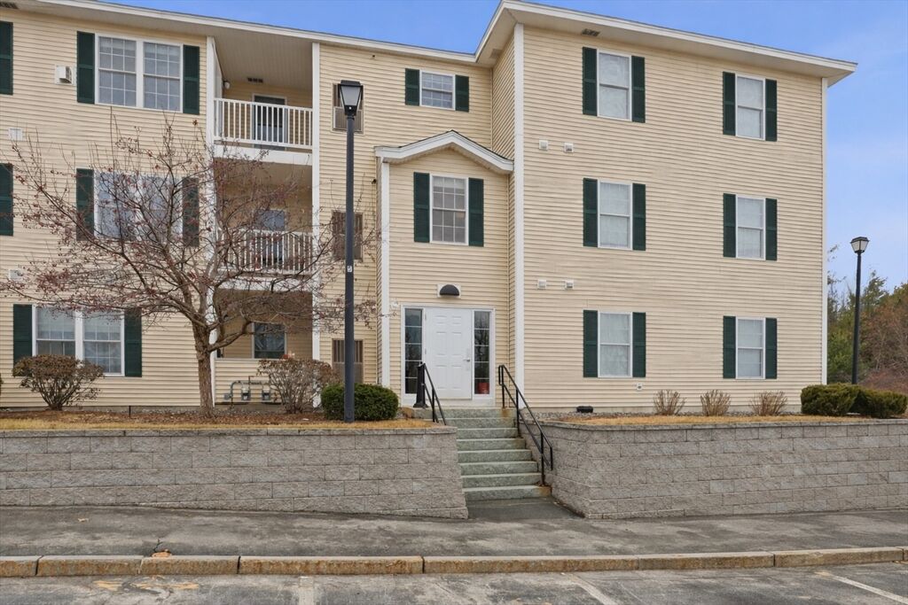 Property Photo:  10 Vista Ridge Drive 2  NH 03053 