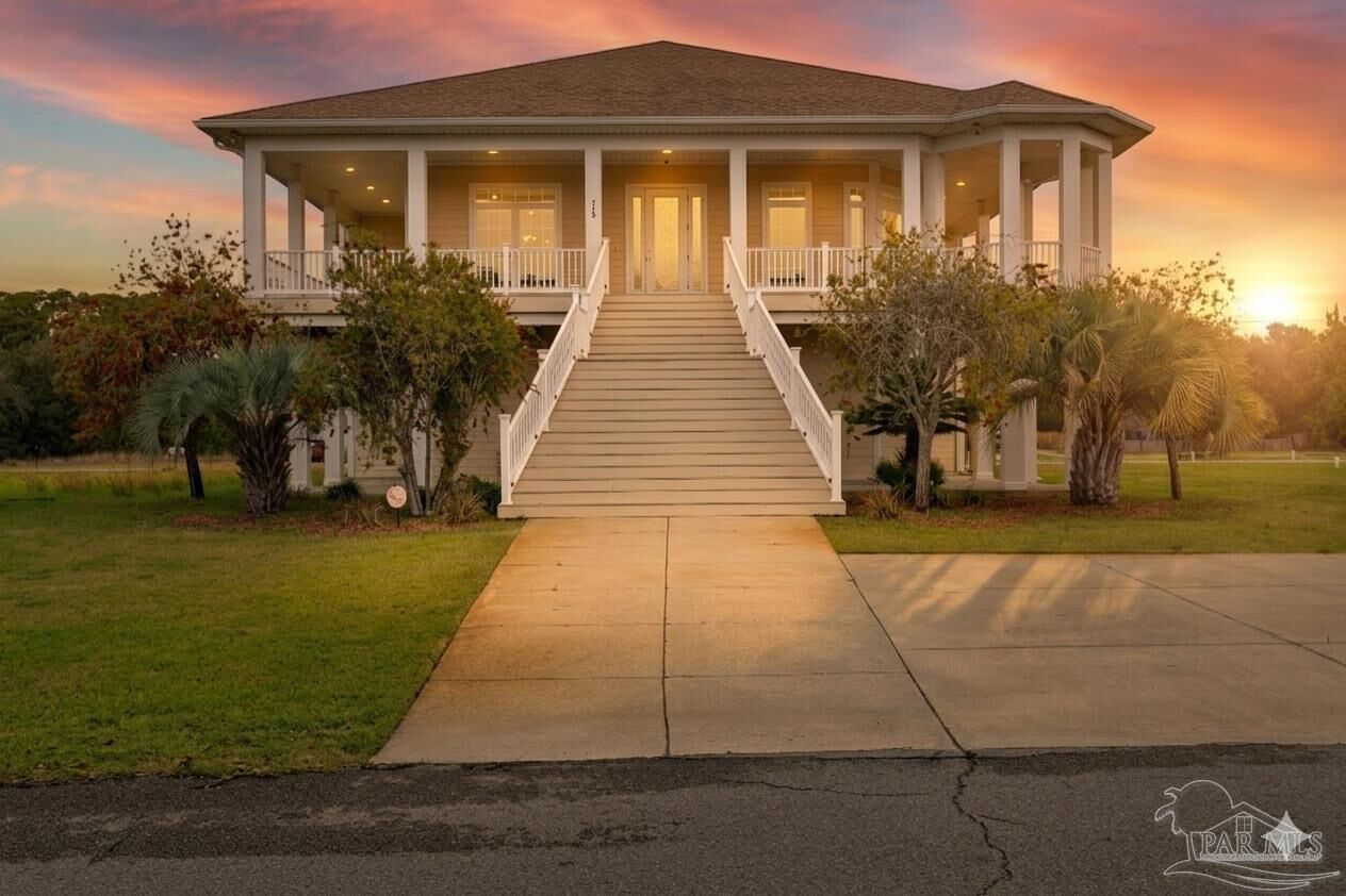 Property Photo:  3130 Linden Ave  FL 32563 