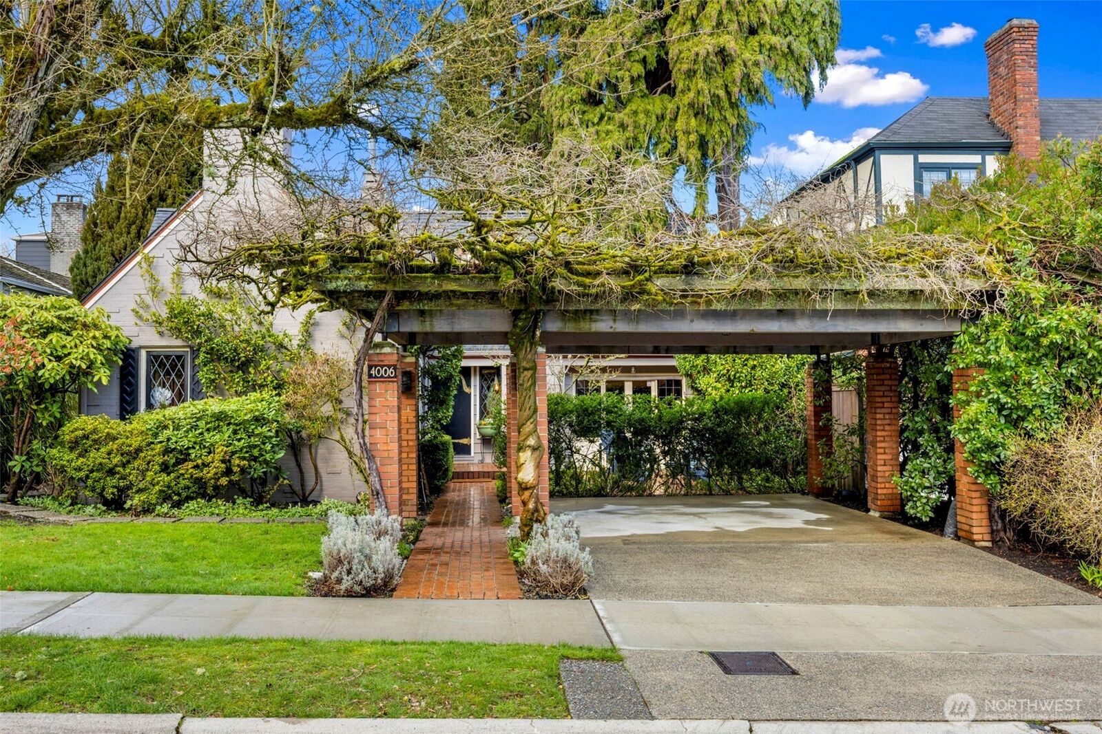 Property Photo:  4006 NE 38th Street  WA 98105 