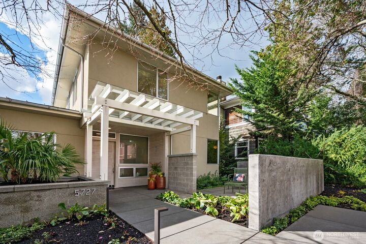 Property Photo:  5727  33rd Avenue NE  WA 98105 
