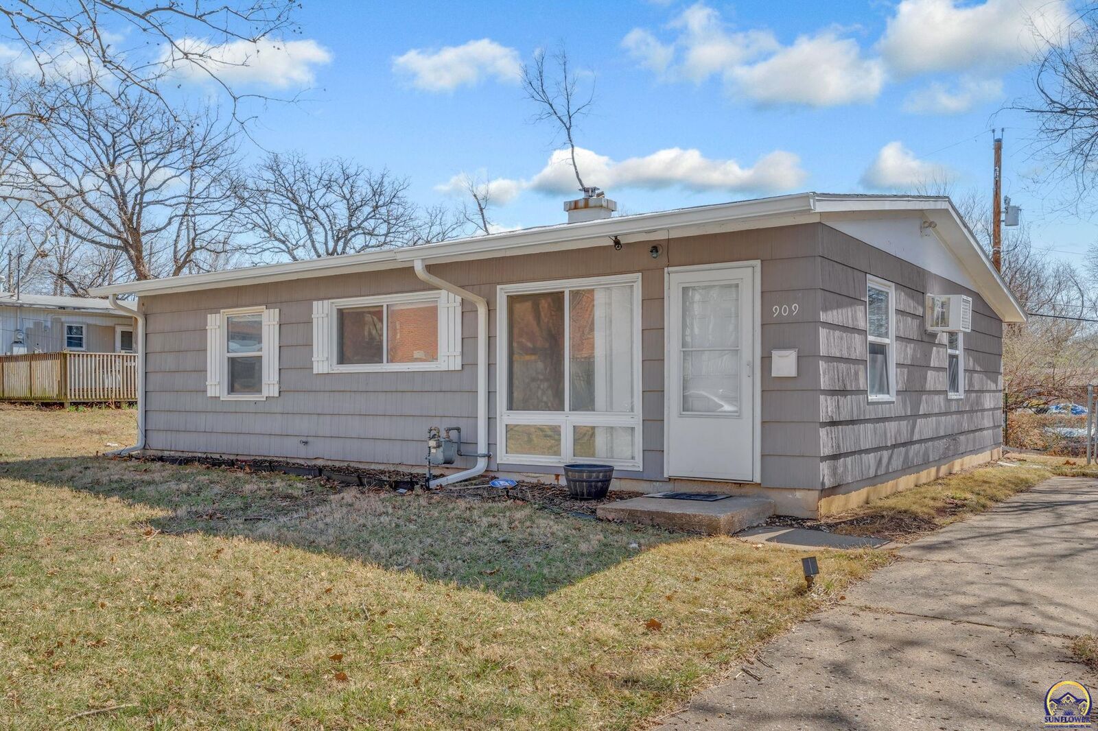 Property Photo:  909 SW 31st St  KS 66611 