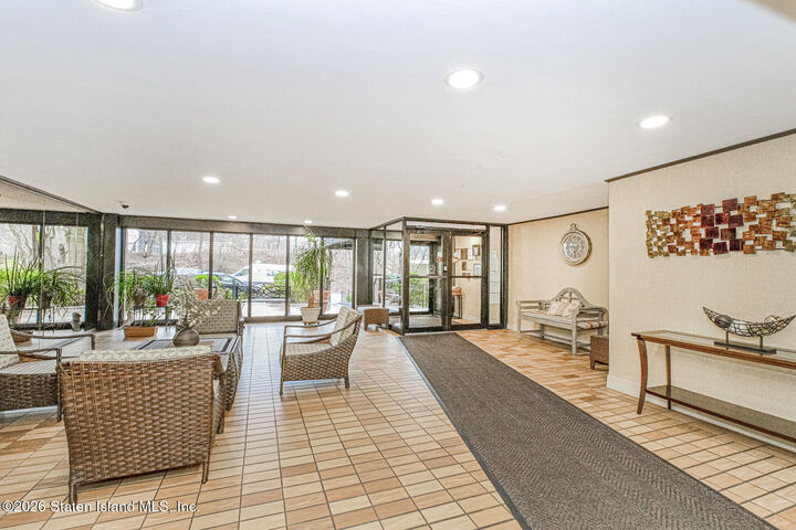 Property Photo:  830 Howard Avenue 6A  NY 10301 