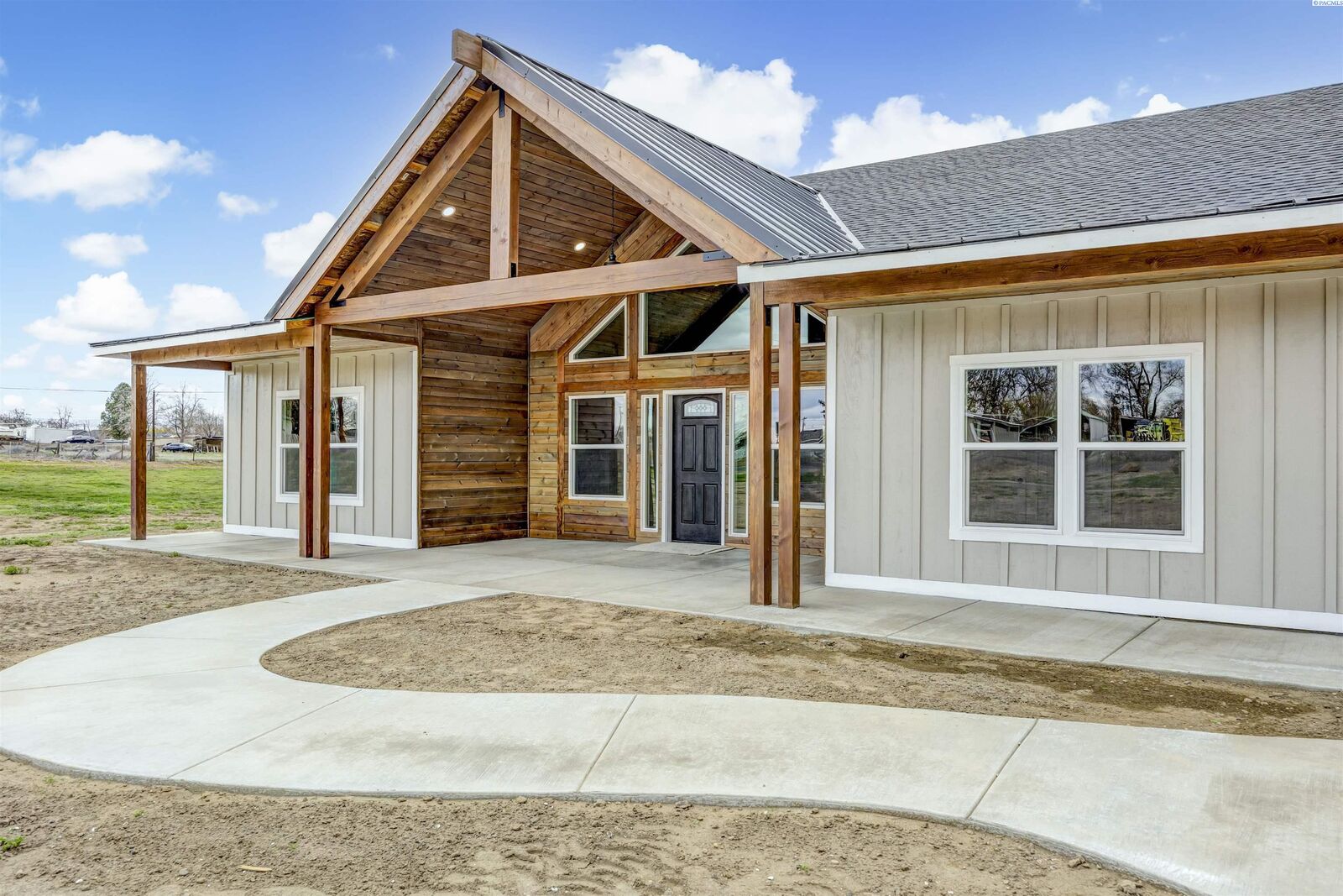 Property Photo:  6133 S Moore Rd  WA 99350 