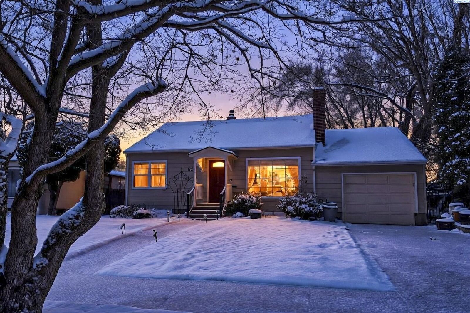 Property Photo:  1123 Olive St  WA 99362 