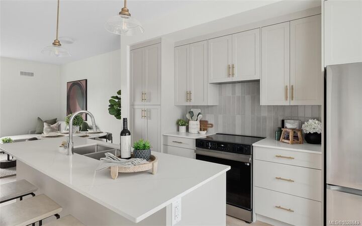 Property Photo:  2538 Shelbourne St #1  BC V8R 4L5 