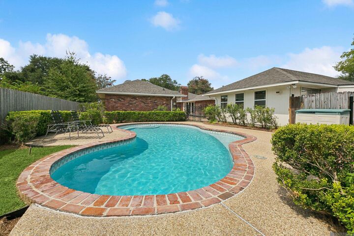 Property Photo:  3911 N Bluebonnet Rd  LA 70809 