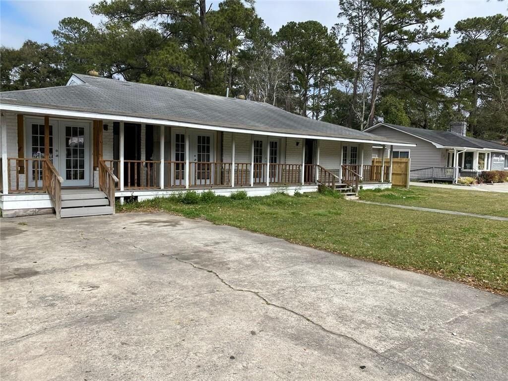 Property Photo: 106 E Derenne Avenue GA 31405
