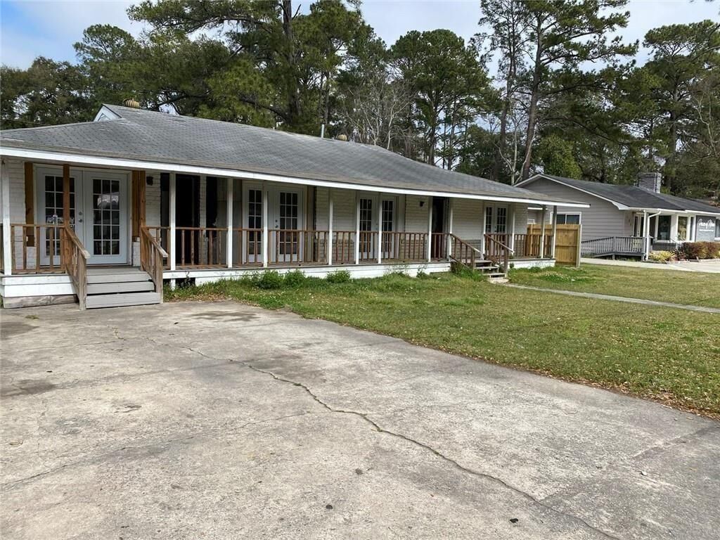 Property Photo: 106 E Derenne Avenue GA 31405