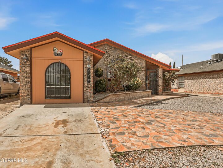 Property Photo:  445 Las Palomas Drive  TX 79928 
