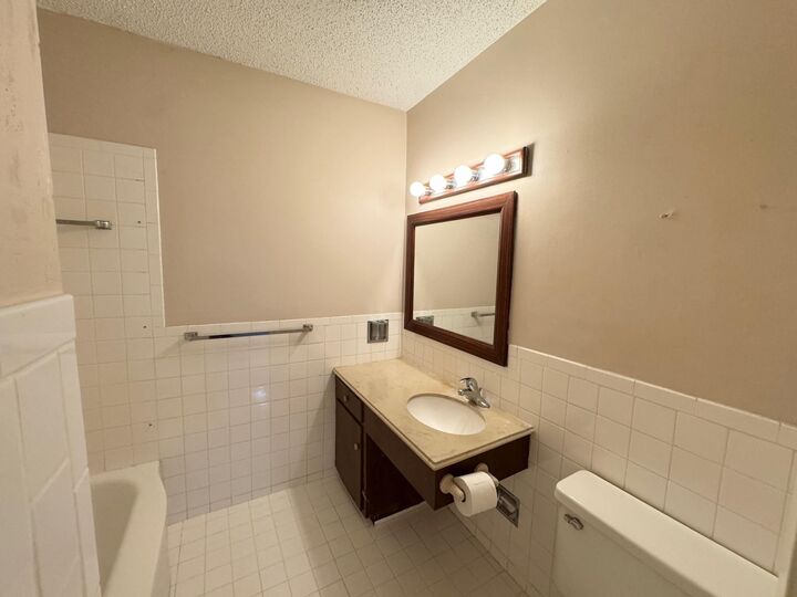 Property Photo: 2700 Bellefontaine Street B8 TX 77025