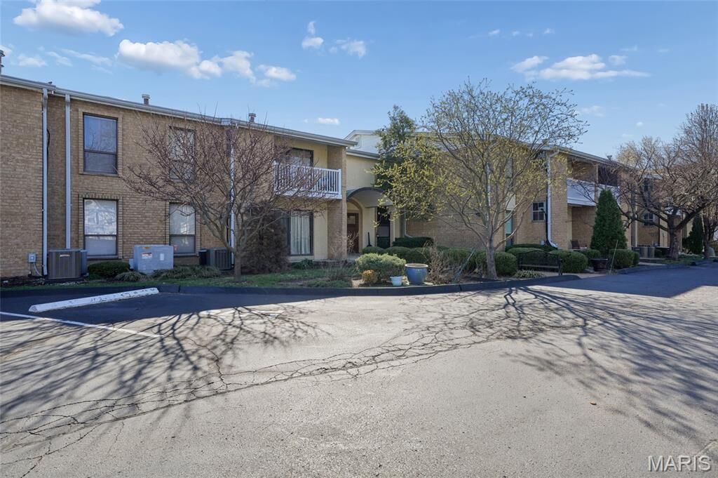 Property Photo:  444 N Clay Avenue 2H  MO 63122 