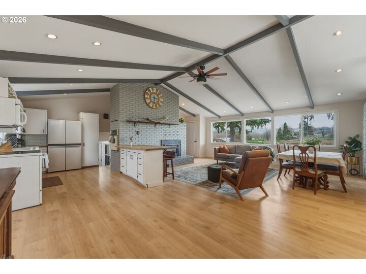 Property Photo:  1325 College St  OR 97862 