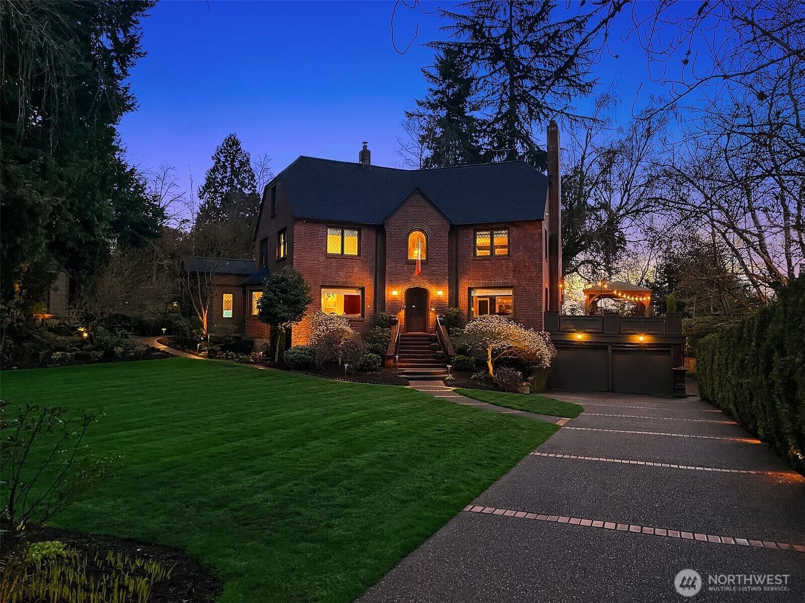 Property Photo:  3333  43rd Avenue NE  WA 98105 