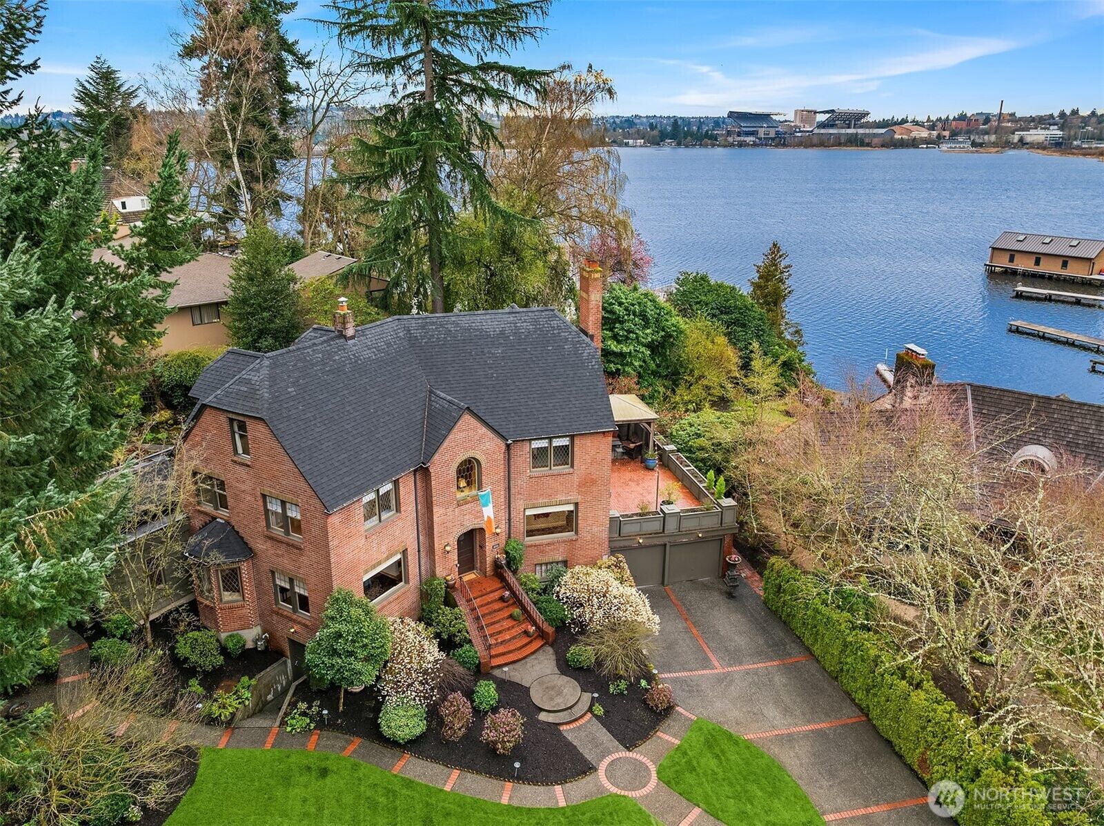 Property Photo:  3333  43rd Avenue NE  WA 98105 