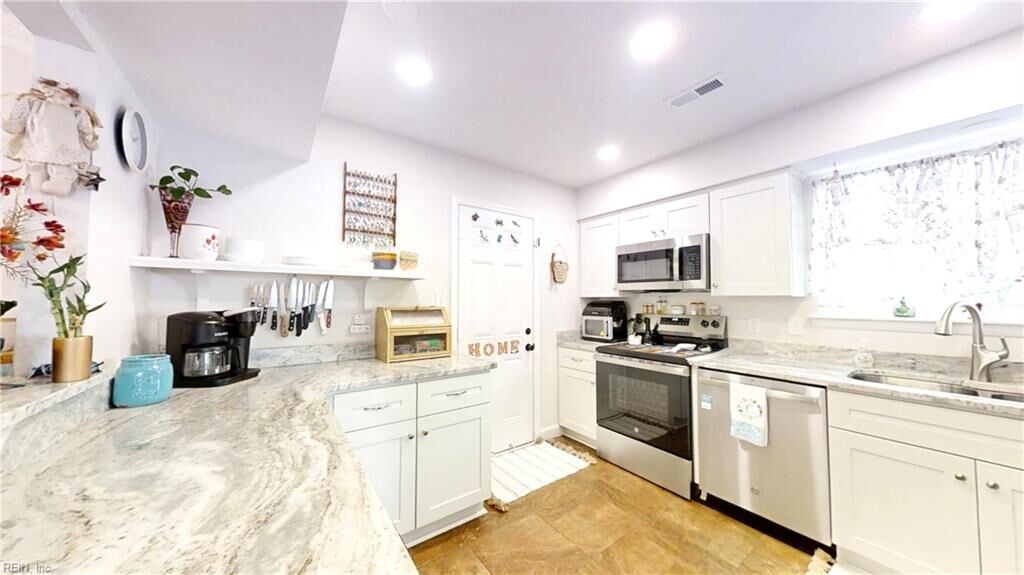 Property Photo: 6 El Paso Ct VA 23663