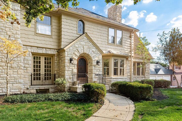 Property Photo: 2165 S Parkway Drive OH 43221