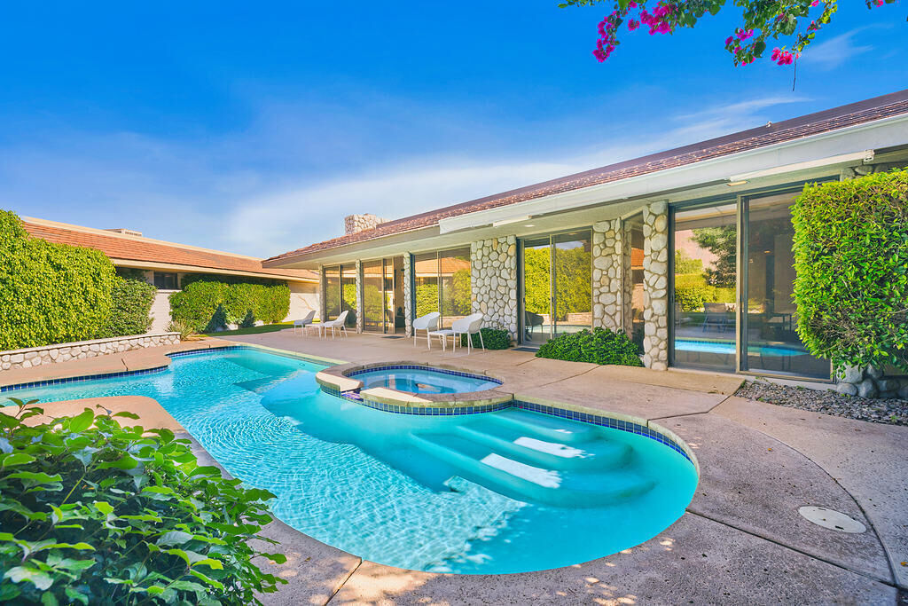 Property Photo:  12 Sussex Court  CA 92270 