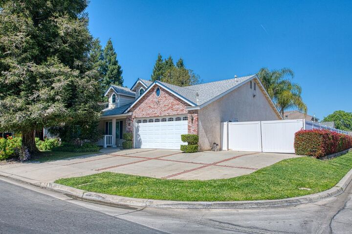 Property Photo:  2254 E Quincy Avenue  CA 93720 