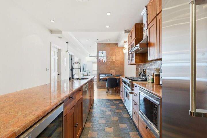 Property Photo:  81 Montgomery St 7  NJ 07302 