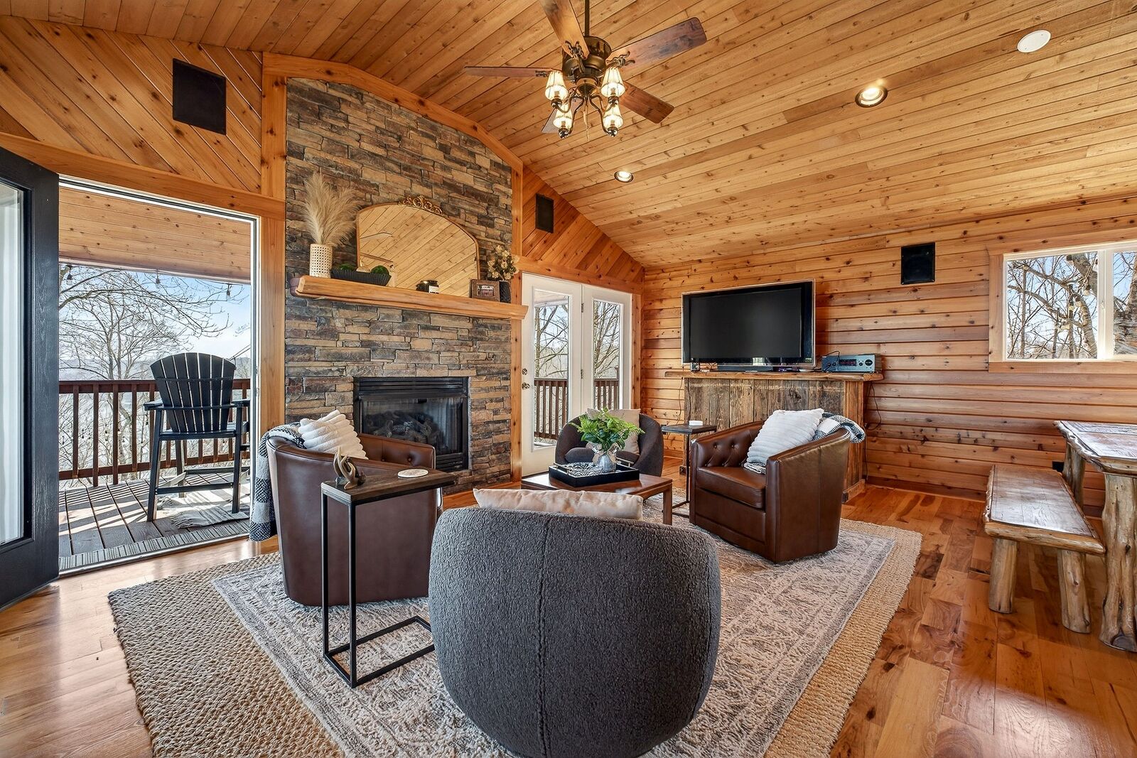 Property Photo:  300 Crest Dr  TN 37166 