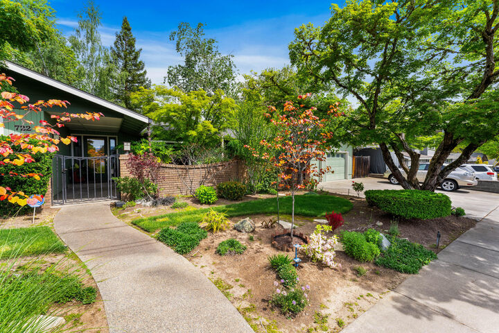 Property Photo:  722 NW Sandy Drive  OR 97526 