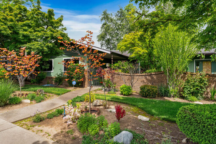 Property Photo:  722 NW Sandy Drive  OR 97526 