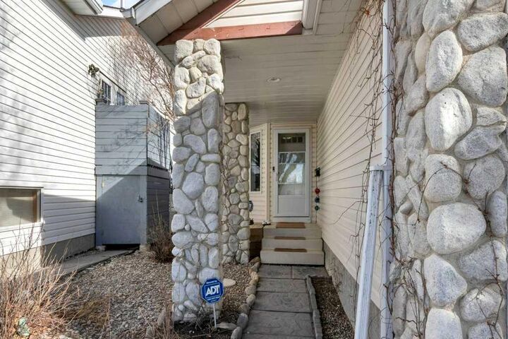 Property Photo:  14712 Mt McKenzie Drive SE  AB T2Z 2V1 