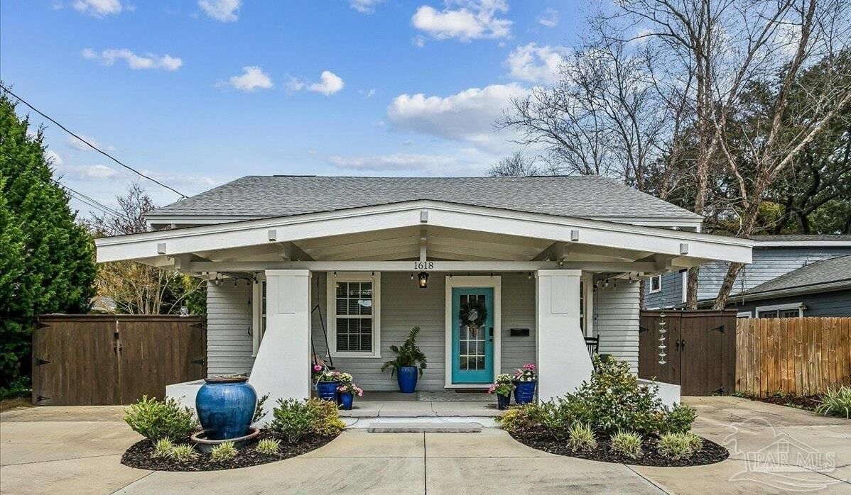 Property Photo: 1618 E Lee St FL 32503