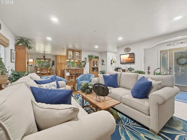 Property Photo:  1099 Parkview Dr  OR 97415 