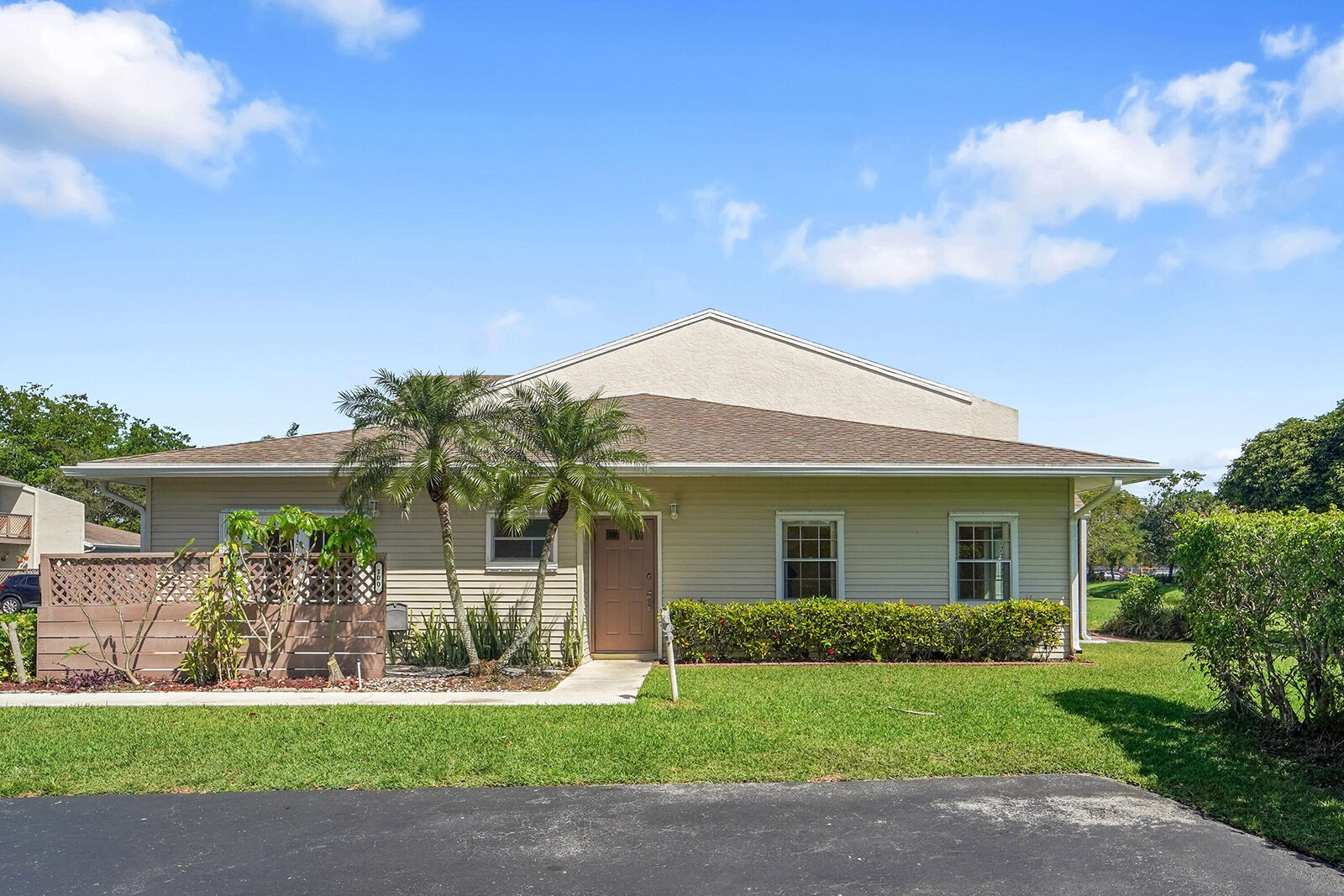 Property Photo:  100 E Hemingway Circle  FL 33063 