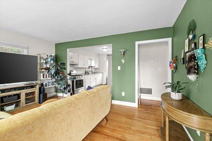 Property Photo:  2025 Wayne St NE  VA 24012 