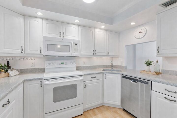 Property Photo:  109 Royal Park Dr 2F  FL 33309 