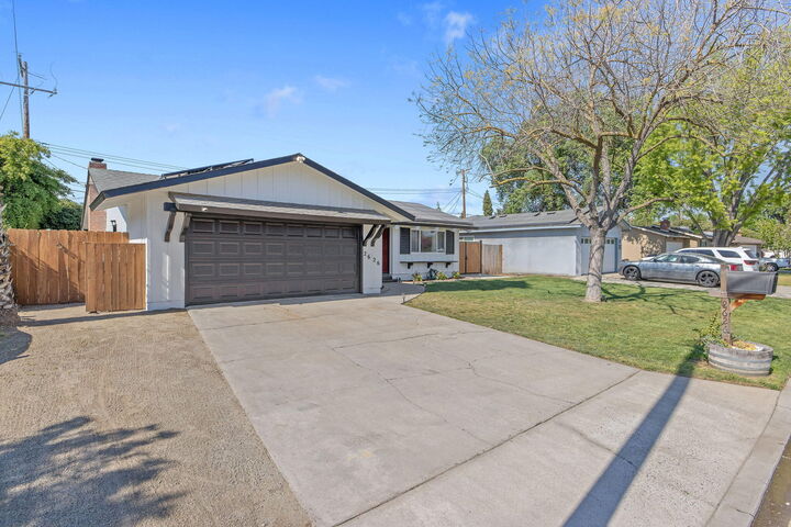 Property Photo:  2626 W Princeton Avenue  CA 93277 