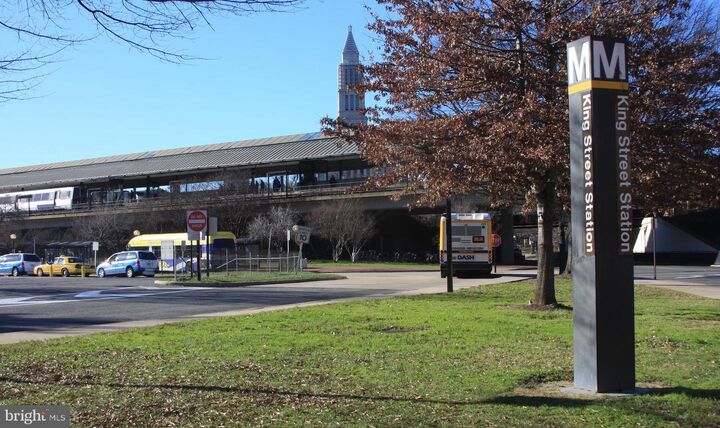 Property Photo:  820-B S Washington Street 125  VA 22314 